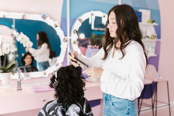 Se faire plaisir dans un salon de coiffure à Biarritz